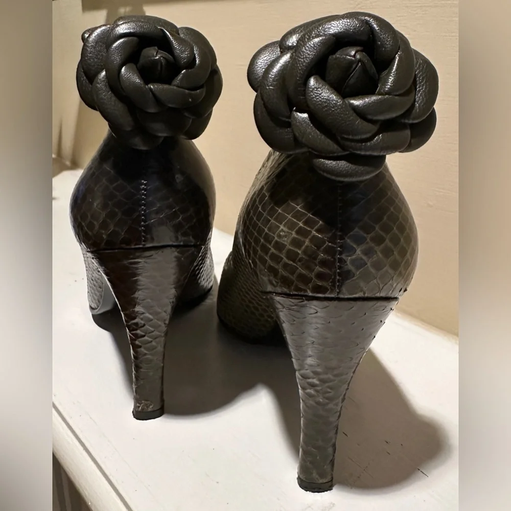 Nine West Snake Skin Pump w/ Clip-on Flower Olive Green 9